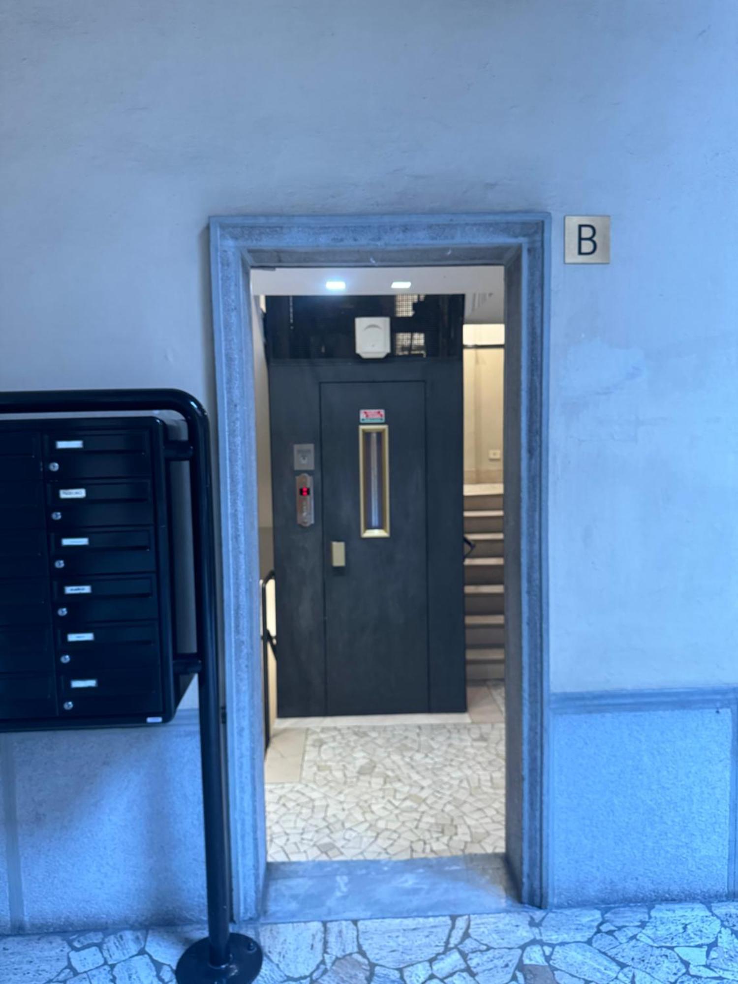 Free 30 Minutes Preemptive Cognitive Disconnect Therapy Price Location Real Duomo Palace Mini Suite Milan Exterior photo